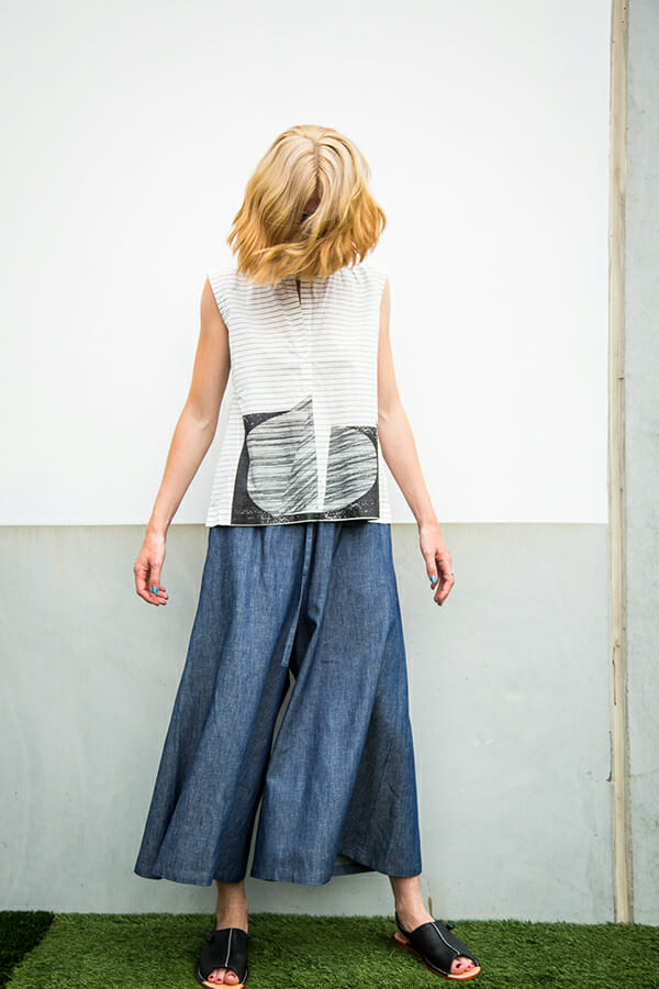 Culotte in cotton / linen chambray with loose fit, elastic waist and tie closure